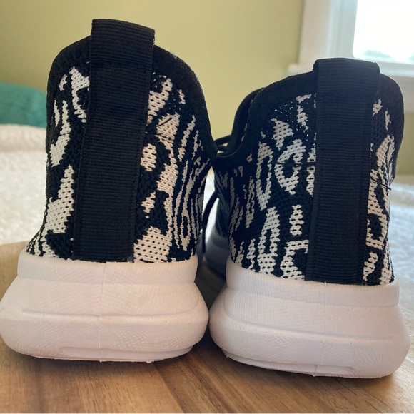 Danskin women’s Ferocity Animal Print slip on sneakers, black & white, size 8 - Picture 5 of 8